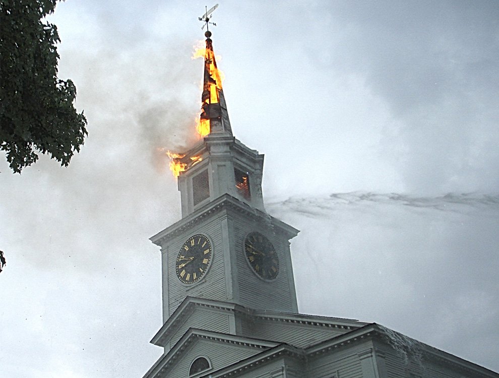 От удара молнии загорелся шпиль 190-летней церкви в штате Массачусетс
