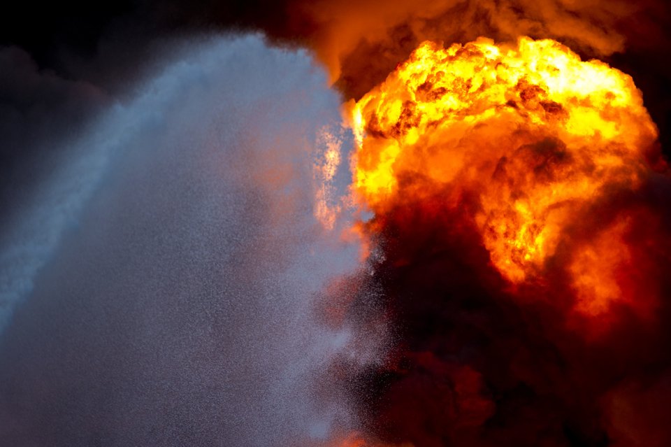 Пламя до небес: пожар на химическом заводе в Нидерландах