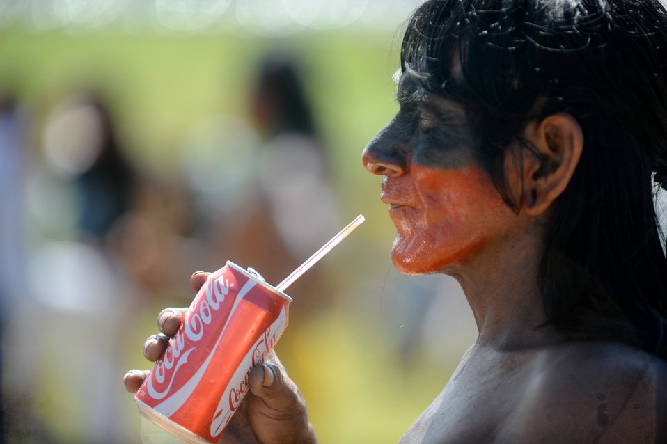 Это не реклама, это протестующий коренной житель против строительства плотины на реке Амазонка