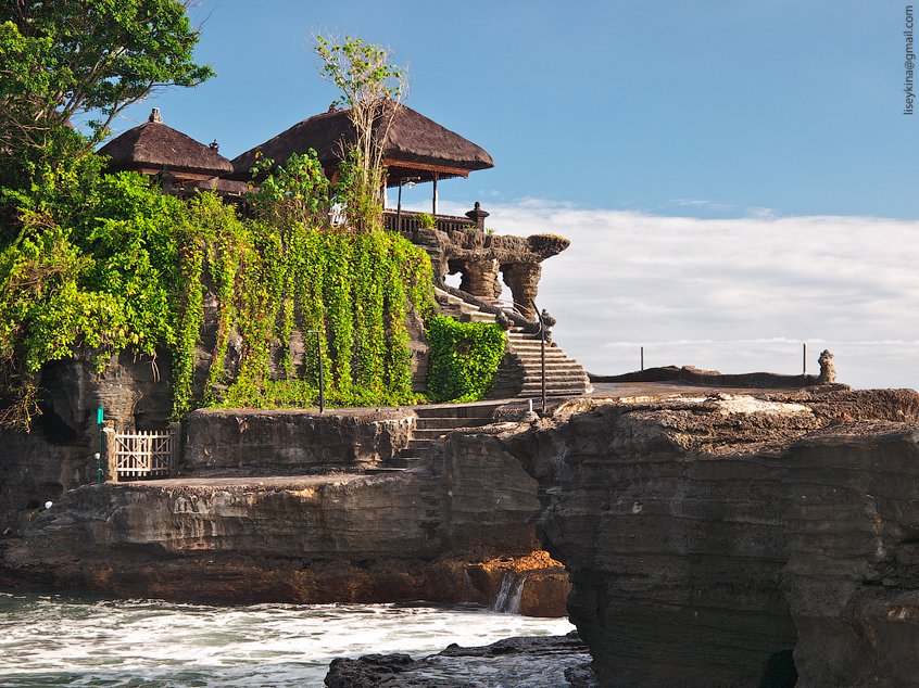 Водный храм Танах-Лот на Бали