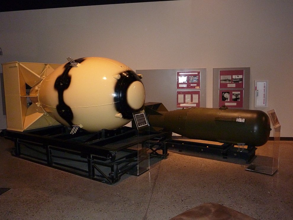 Копии первых атомных бомб «Малыш» (Little Boy) с массой заряда 16 килотонн и «Толстяк» (Fat Man)