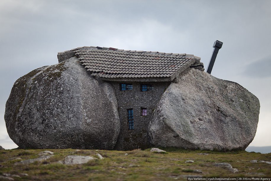 Удивительный дом-камень