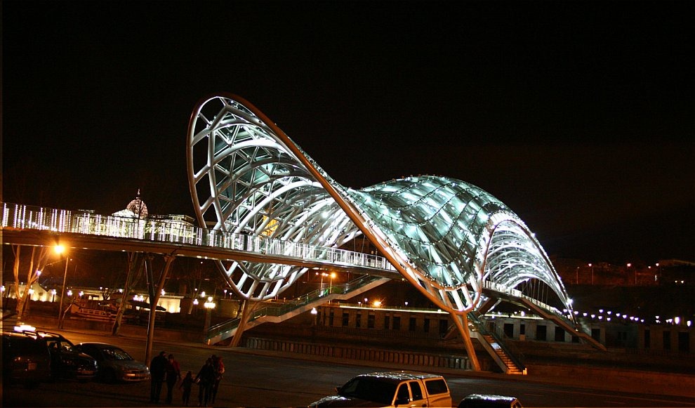 Час Земли на пешеходном мосту Мира на реке Кура в Тбилиси