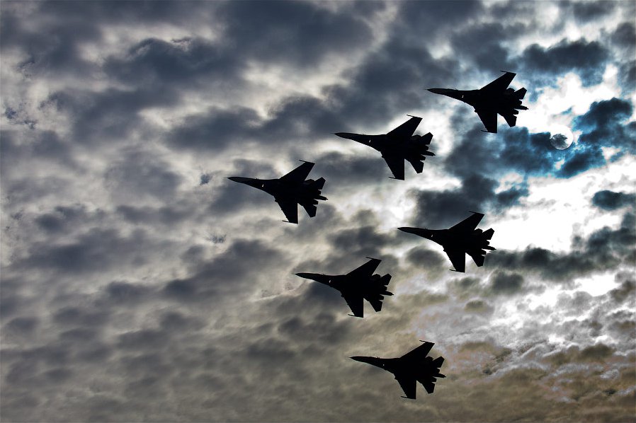 Воздушный парад пилотажной группы «Русские Витязи»