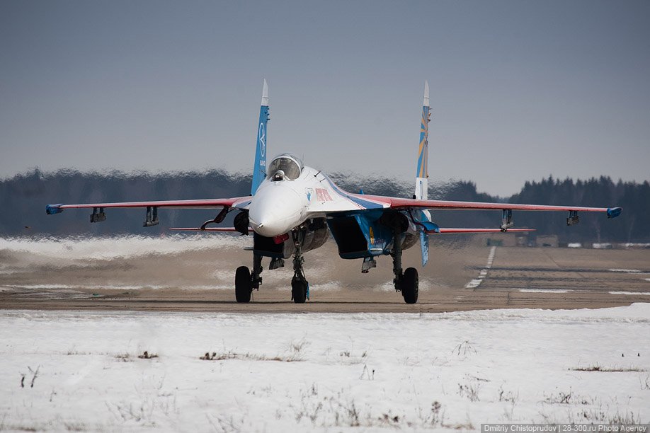 Воздушный парад пилотажной группы «Русские Витязи»