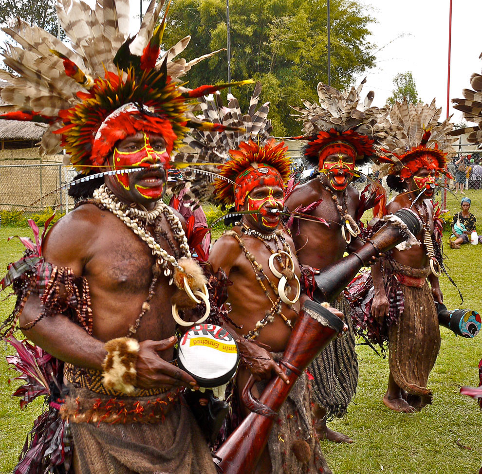 Разноцветные папуасы из Папуа-Новая Гвинея