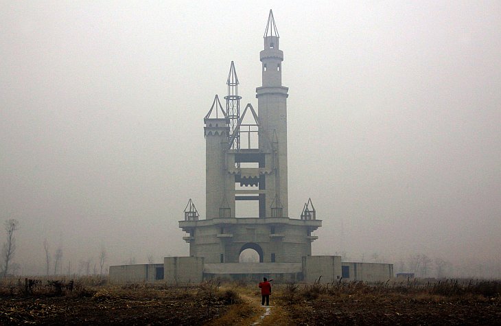 Заброшенный парк развлечений «Страна чудес» в Китае
