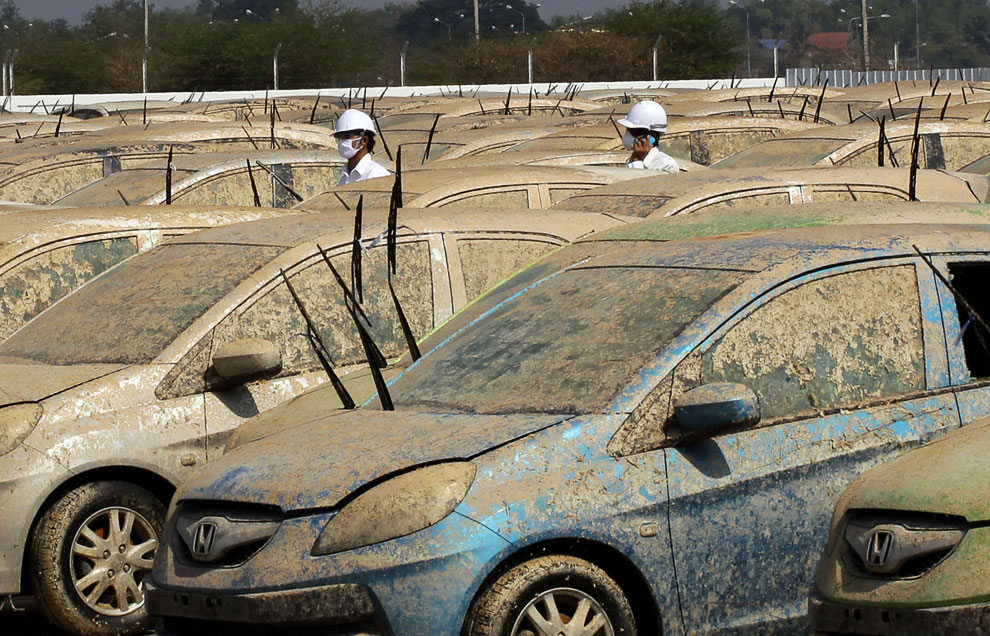 Утилизация автомобилей компанией Honda после наводнения в Таиланде