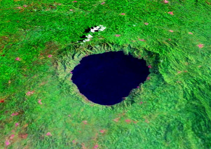 Озеро Босумтви внутри ударного кратера (Гана)