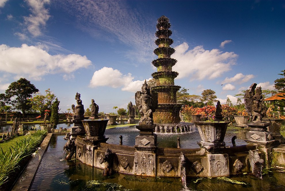 Водный дворец Тиртаганга на Бали