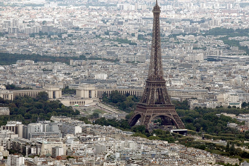 Париж и Эйфелева башня