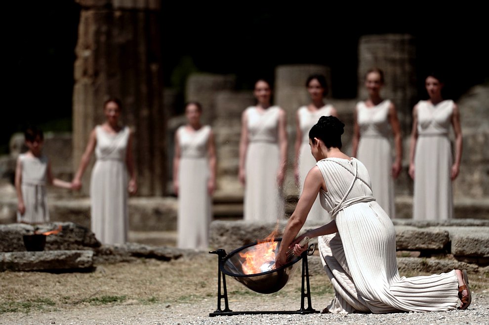 Зажжение Олимпийского огня в Греции