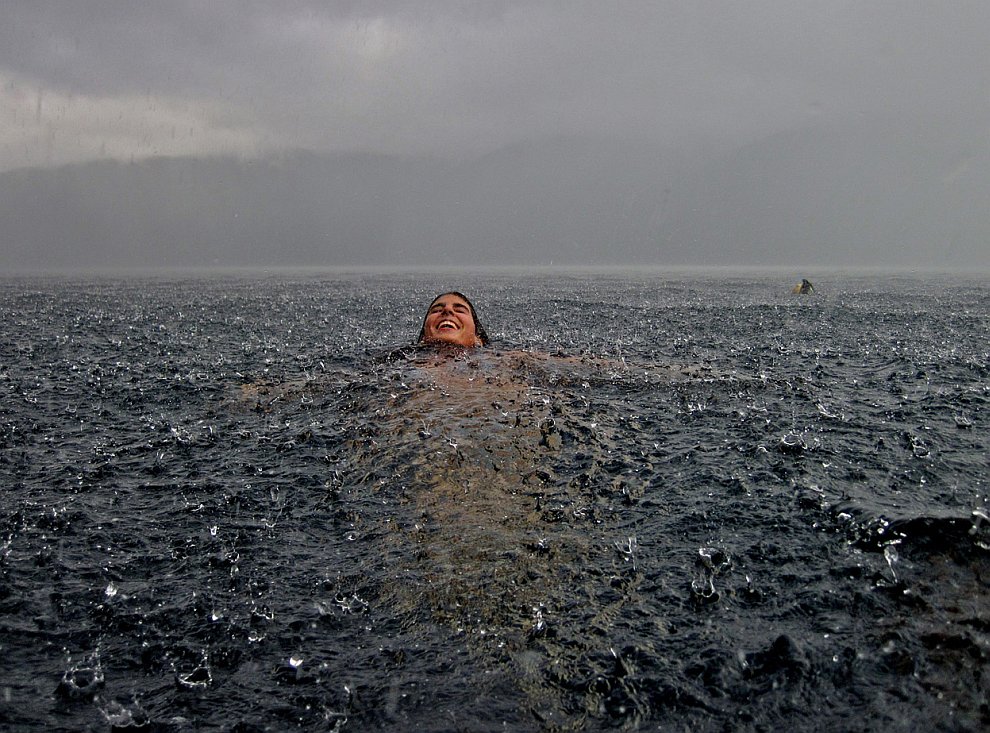 Ливень на озере в Чили