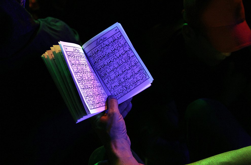 Правоверные мусульмане в Рамадан стараются больше времени проводить в молитве и чтении Корана