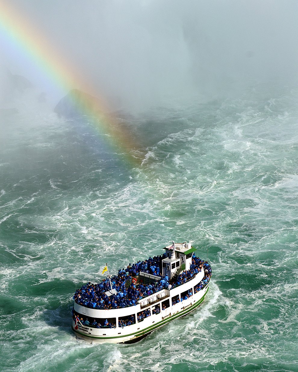 Туристическое судно с канадской стороны Ниагарского водопада