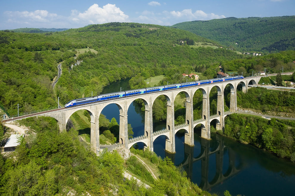 Состав TGV на виадуке Сиз-Болозон над рекой Эн, Франция