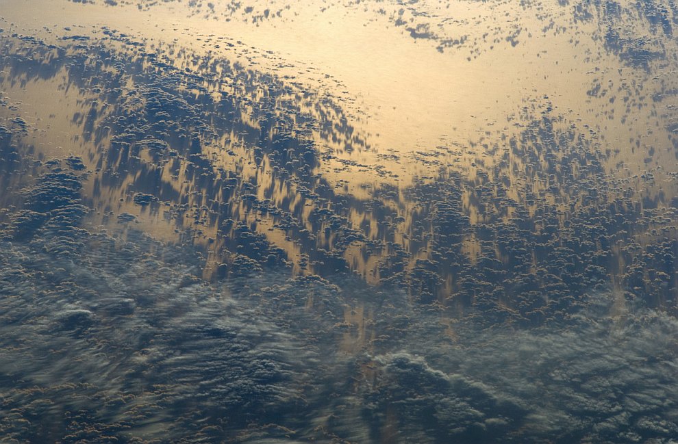 Заходящее Солнце и облака над поверхностью Тихого океана