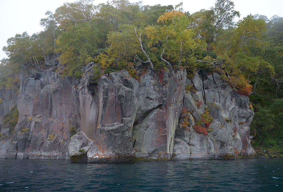 Скалы на острове Саманг