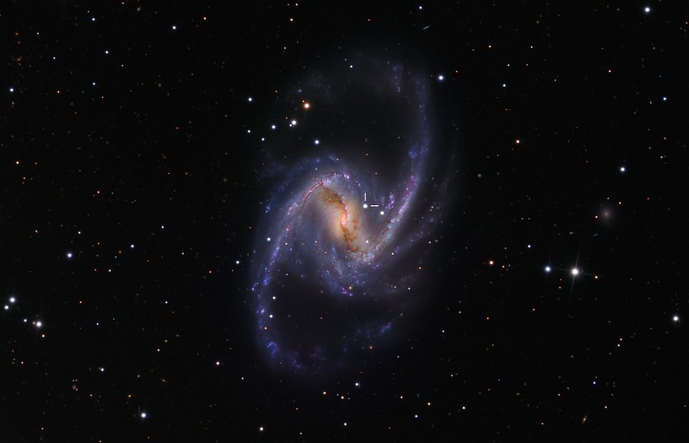 Спиральная галактика с перемычкой в созвездии Печь