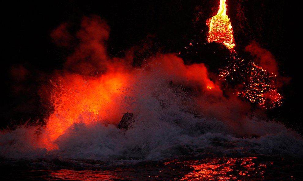 Потоки лавы изливаются в Тихий океан