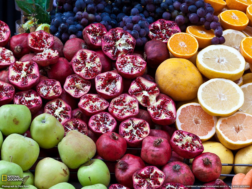 Разноцветные фрукты на рынке в Стамбуле