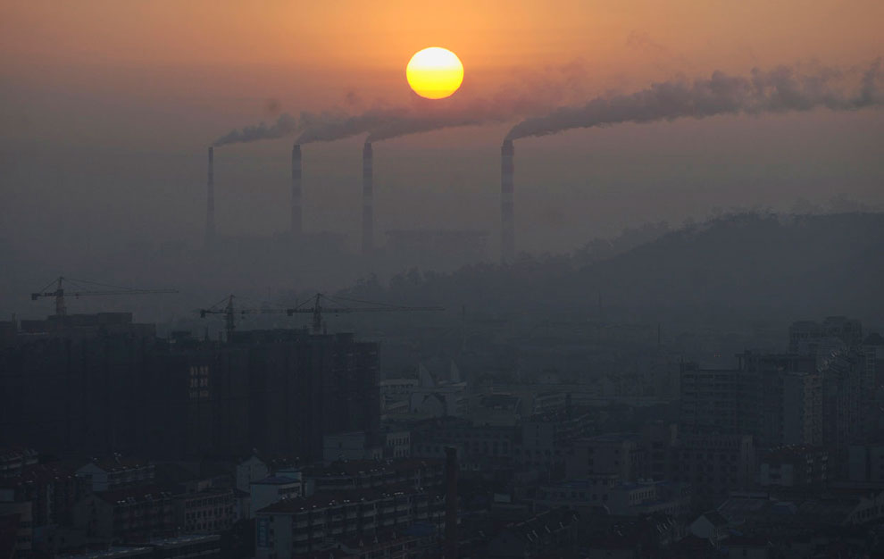 Власти Китая временно закрыли более 100 загрязняющих окружающую среду заводов и предприятий