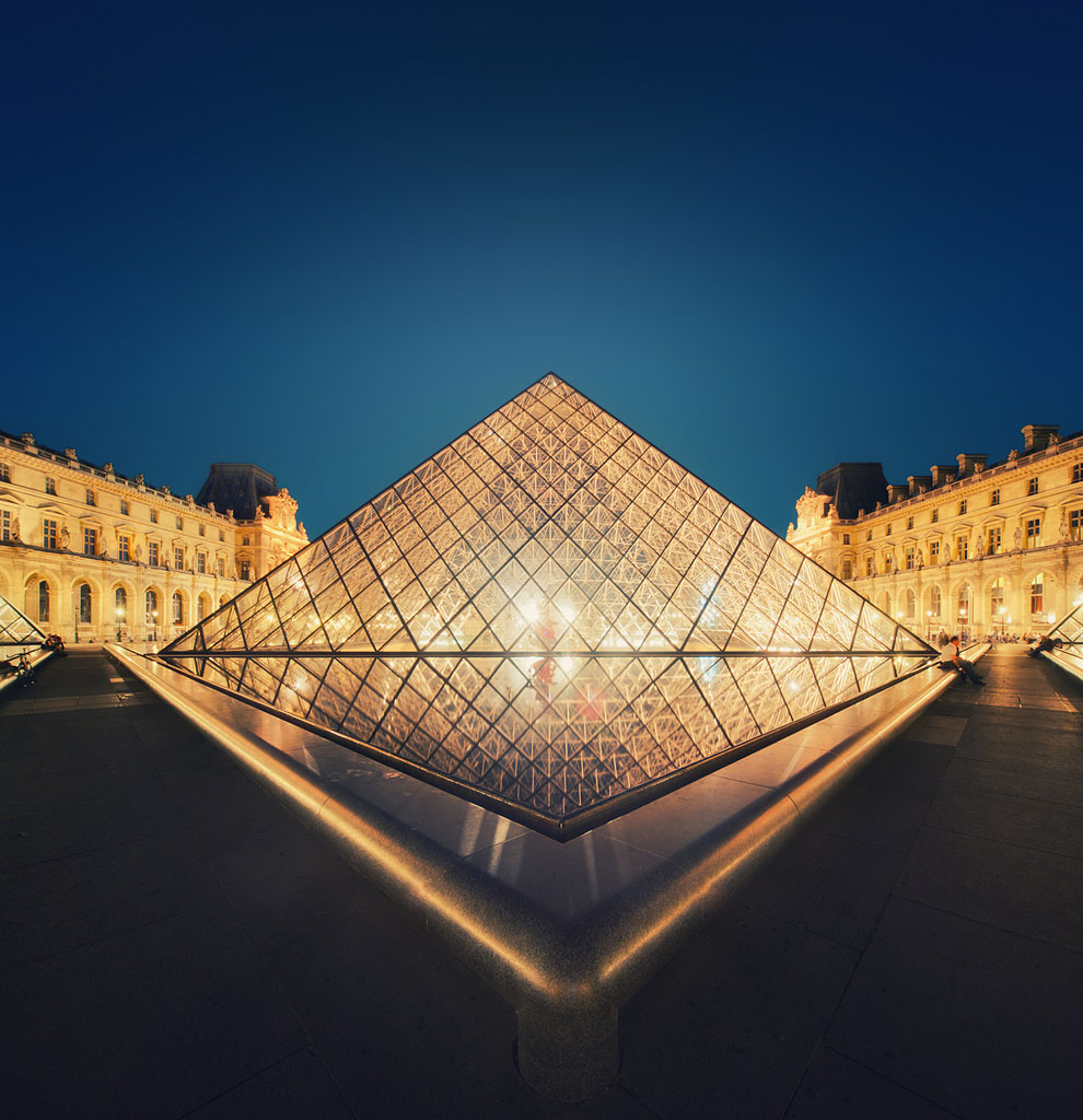 Пирамида-вход в Лувр