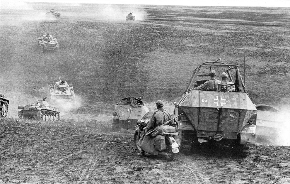 Танки и бронетехника 24-й танковой дивизии вермахта наступают в степи на Сталинград