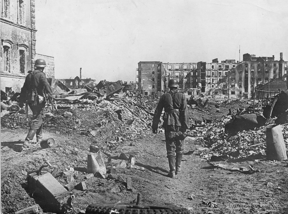 Немецкие пехотинцы среди руин разрушенного Сталинграда