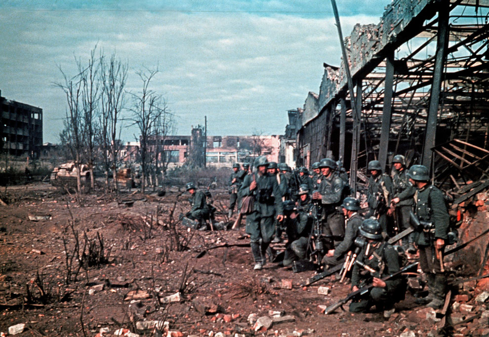 Солдаты 545-го пехотного полка 389-й пехотной дивизии вермахта у развалин завода «Красный Октябрь» в Сталинграде