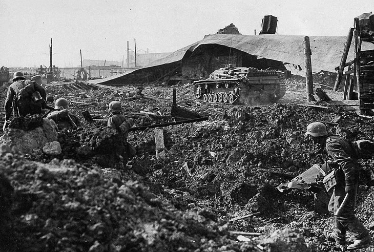 Немецкие саперы под прикрытием САУ «Штурмгешутц» (StuG III) направляются к советским позициям в Сталинграде