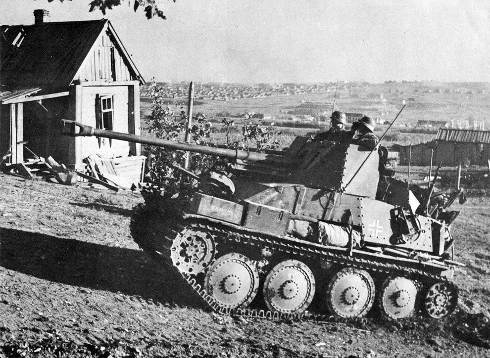 Немецкая САУ Marder III на окраине Сталинграда