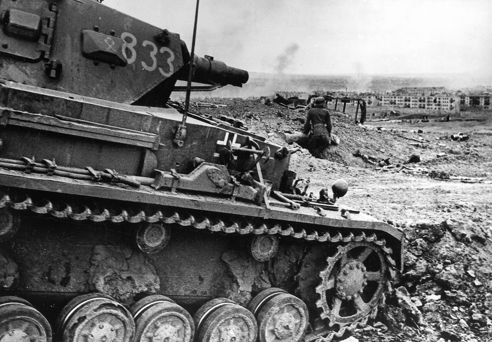 Немецкий средний танк Pz.Kpfw. IV с номером «833» из 14-й танковой дивизии Вермахта на немецких позициях в Сталинграде. На башне, перед номером просматривается тактическая эмблема дивизии.