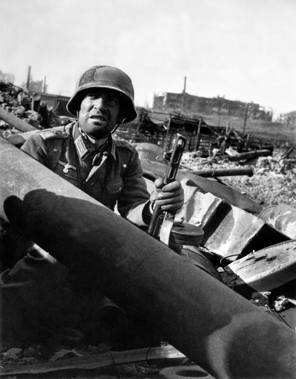Немецкий обер-лейтенант с трофейным советским автоматом ППШ на развалинах Сталинграда.