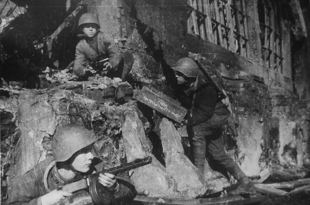 Советский сапер Кошуба минирует вход в дом в ходе уличных боев в Сталинграде.