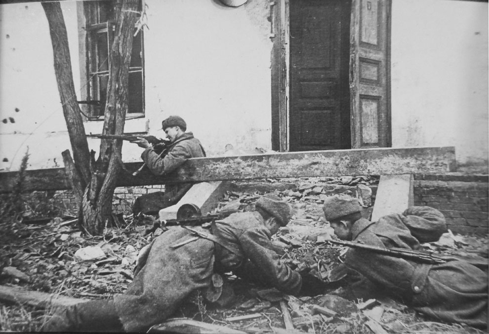 Советские саперы минируют подступы и входы в здание в ходе уличных боев в Сталинграде