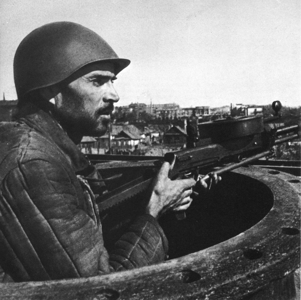 Рабочий сталинградского завода «Красный октябрь» с пулеметом ДТ-29