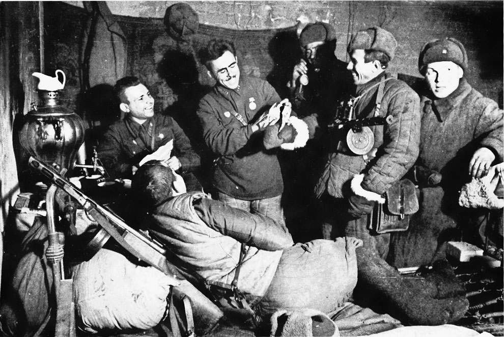 Бойцы 13-й гвардейской стрелковой дивизии в Сталинграде в часы отдыха