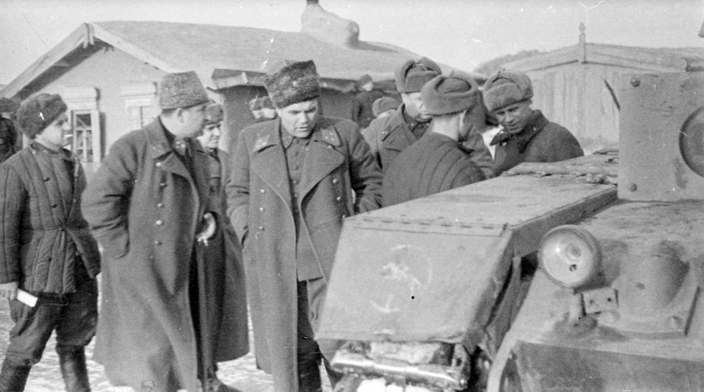 Советские бойцы и командиры (в центре два генерал-лейтенанта, чуть правее — генерал-майор) рассматривают захваченный под Сталинградом немецкий танк Pz.Kpfw