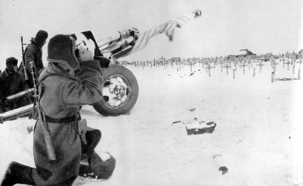 Советские артиллеристы, расположившись у немецкого военного кладбища, ведут огонь по немецким позициям в Сталинграде из 76-мм дивизионной пушки образца 1942 года ЗиС-3.