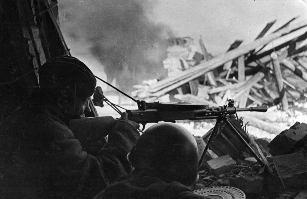 Советский пулеметный расчет (пулемет — ДП-27) на огневой позиции среди руин Сталинграда.