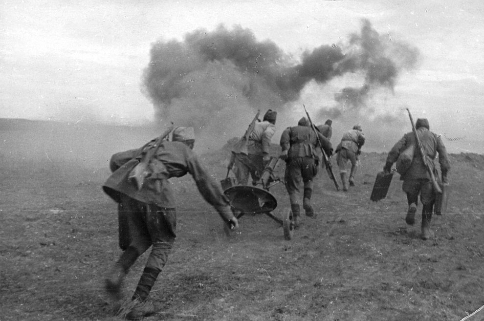 Советские минометчики с 82-мм минометом меняют позицию в районе Сталинграда