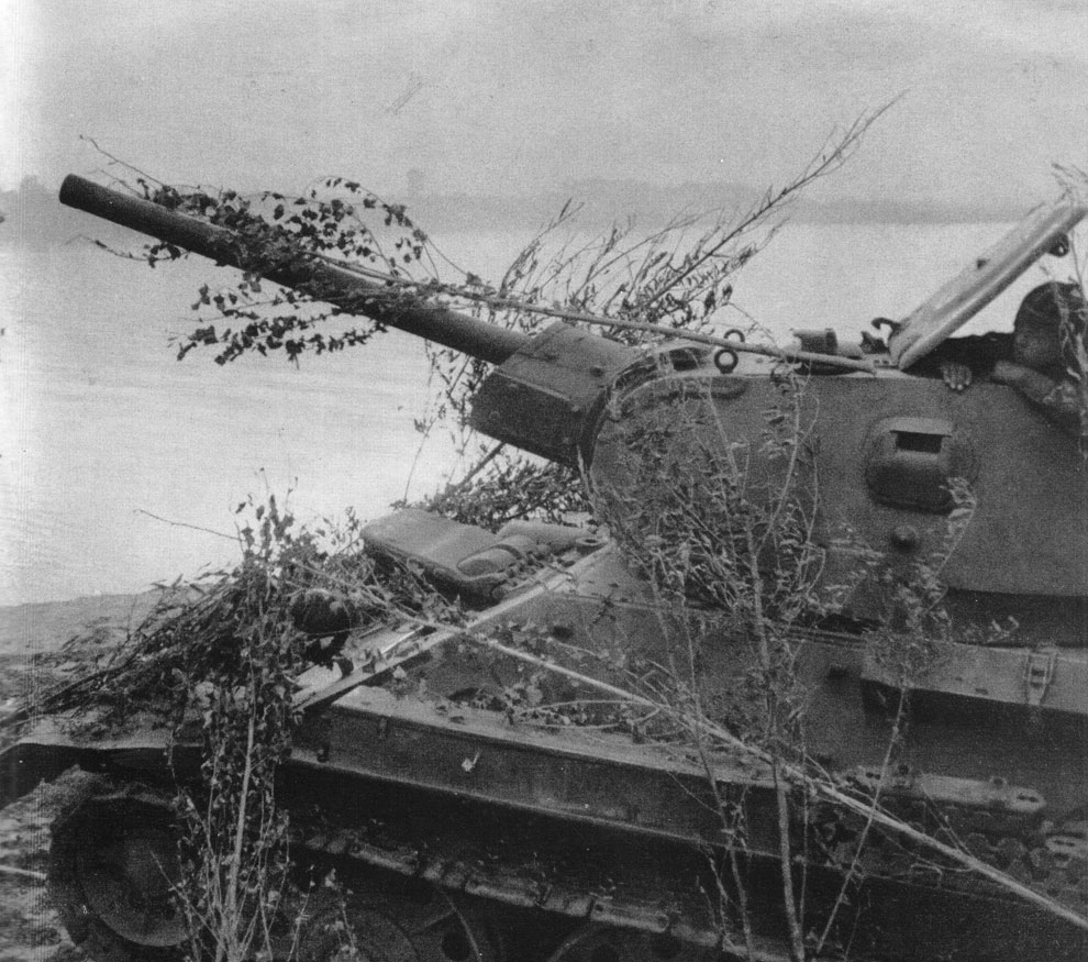 Замаскированный советский танк Т-34-76 на восточном берегу Дона при обороне Сталинграда