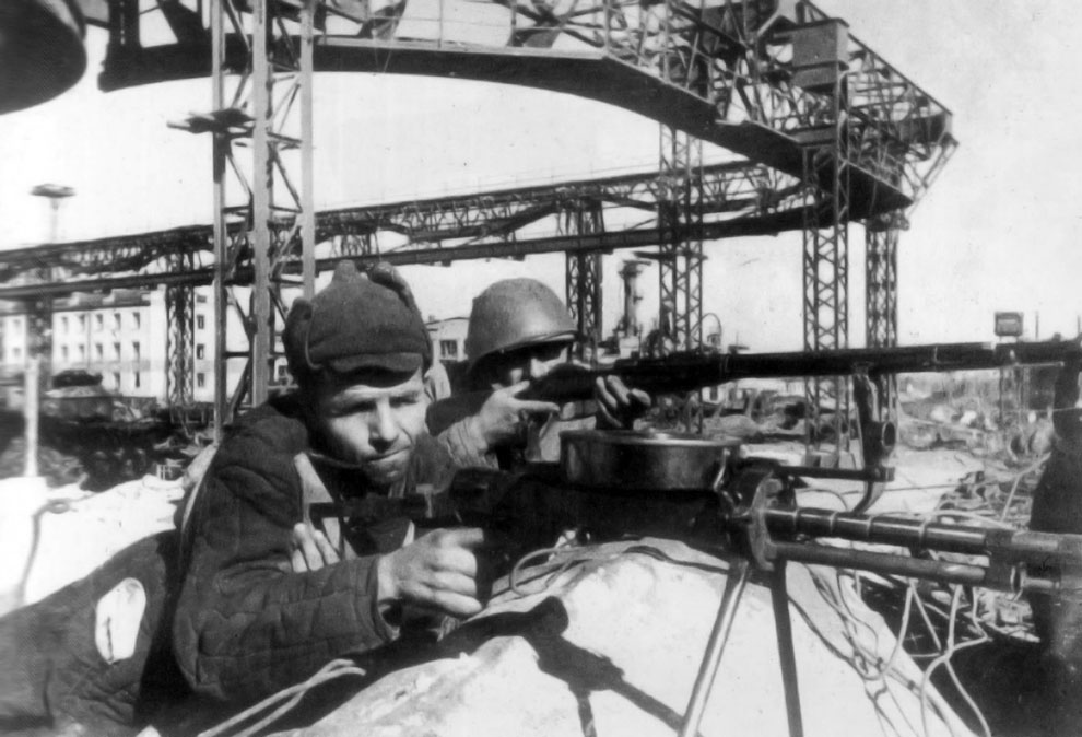 Рабочие Сталинградского тракторного завода (СТЗ) на защите своего завода от наступающих немецких войск