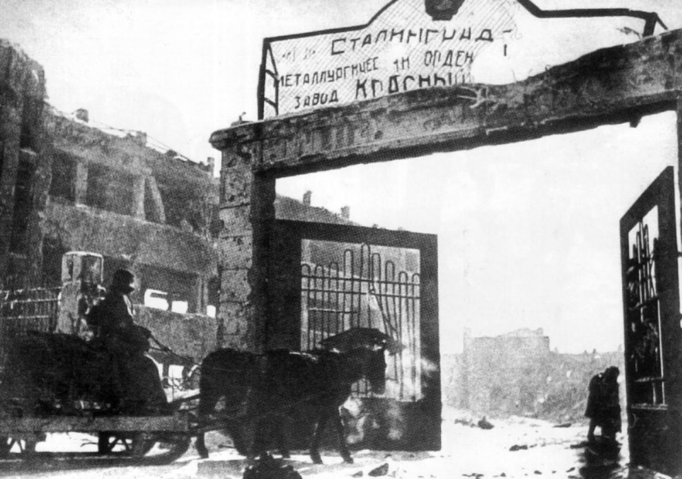 Центральный вход сталинградского металлургического завода «Красный Октябрь» после окончания боев