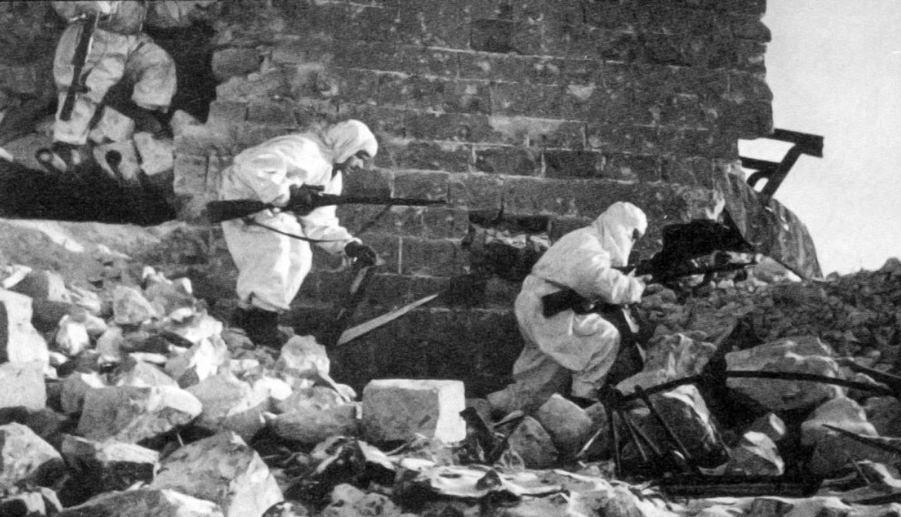 Советские снайперы выходят на огневую позицию в разрушенном доме в Сталинграде