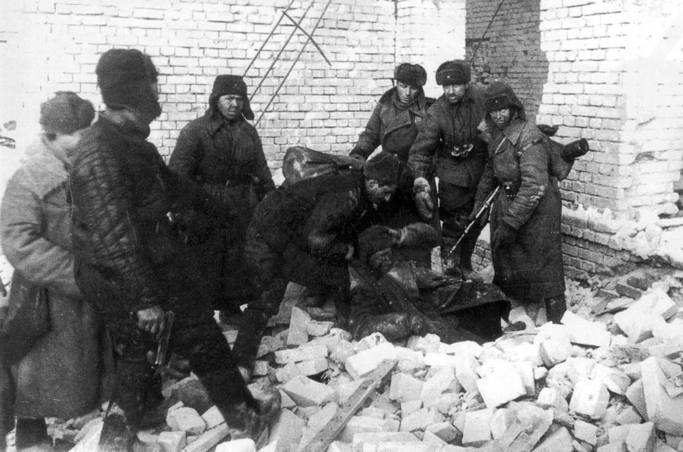Советские солдаты берут в плен немецкого снайпера