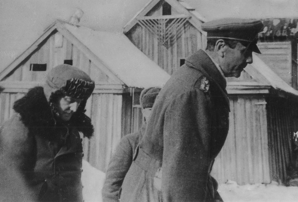 Пленного генерал-фельдмаршала Фридриха Паулюса (Friedrich Paulus, справа), командующего окруженной в Сталинграде 6-й армии Вермахта, и его адьютанта Вильгельма Адама (Wilhelm Adam) конвоируют в штаб советской 64-й армии