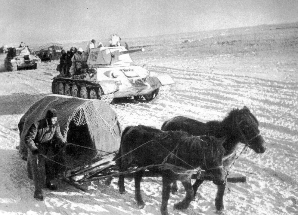 Советские войска в наступлении, на переднем плане гужевая повозка с продовольствием, позади советские танки Т-34
