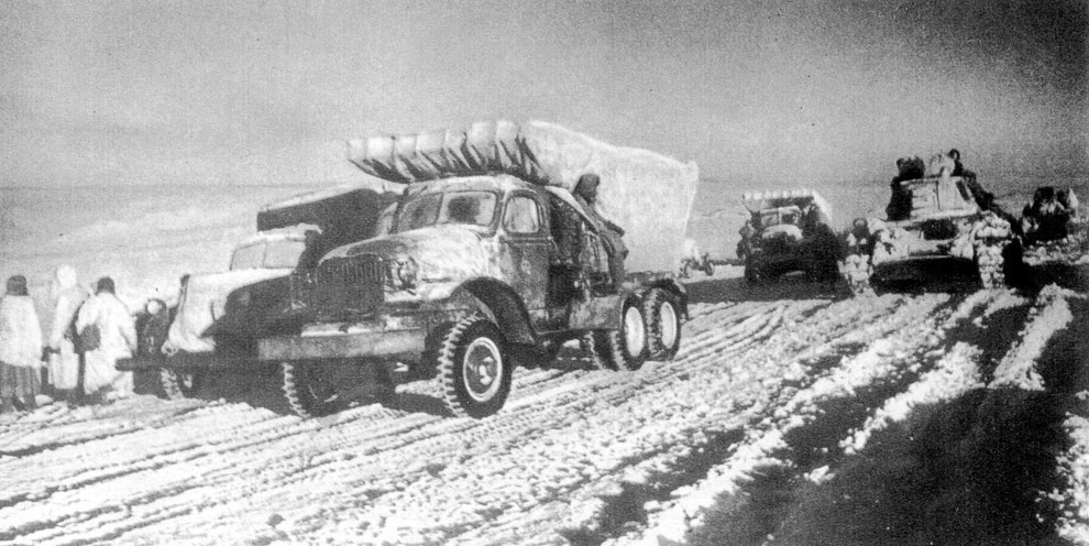 Советские войска в наступлении под Сталинградом, на переднем плане знаменитые реактивные установки «Катюша», позади танки Т-34.